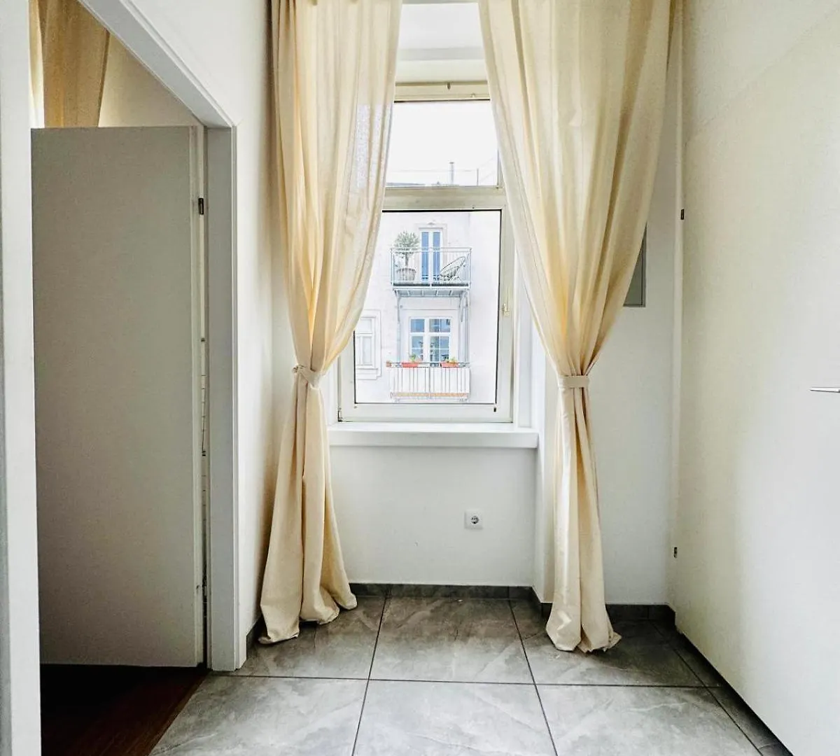 Apartment Stylih & Spacious Studio Close To Augarten Park Vienna